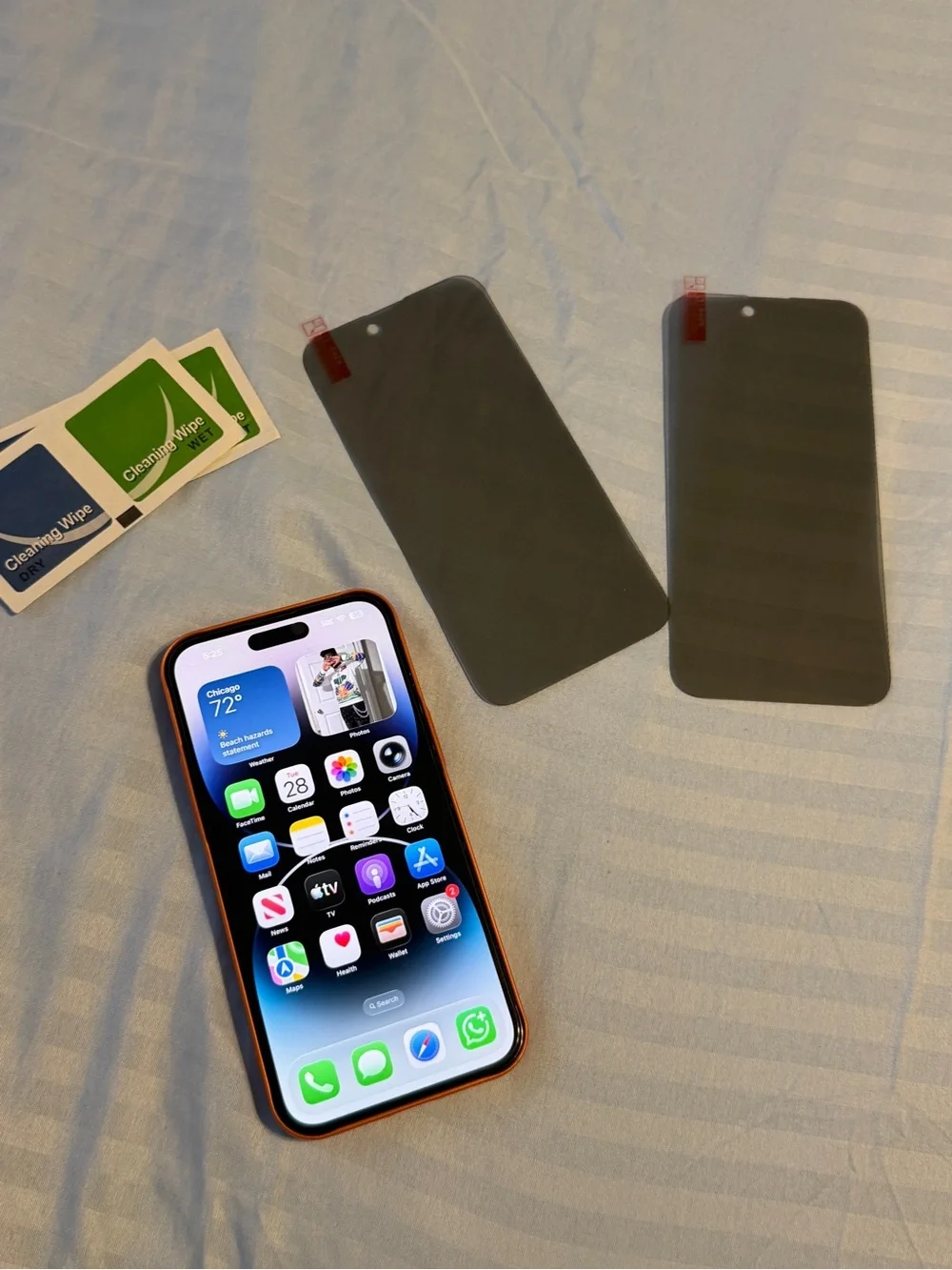 Apple iPhone 14 Pro Max with case + 2 screen protector